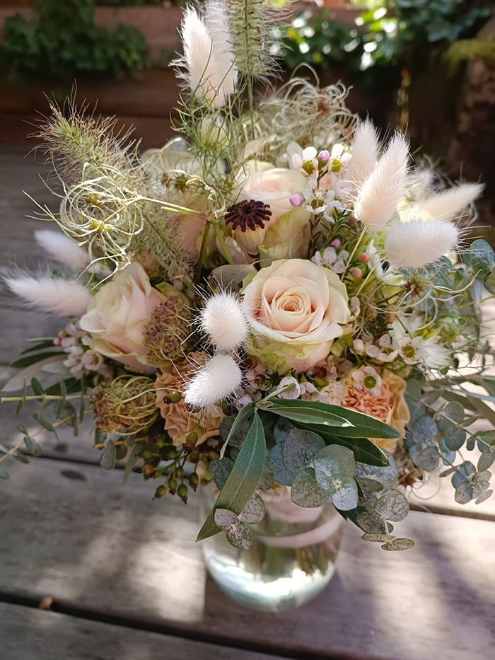 Blumenstrauß mit Eukalyptus und hellen Rosen