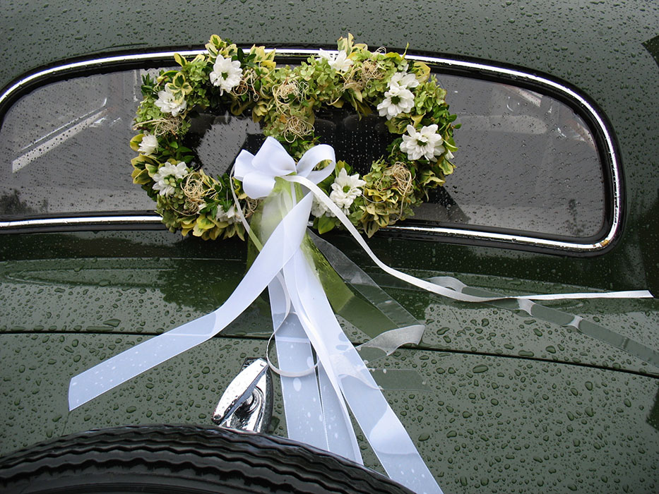 Autoschmuck zur Hochzeit