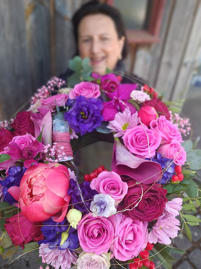 rosa Blumenkranz mit Rosen